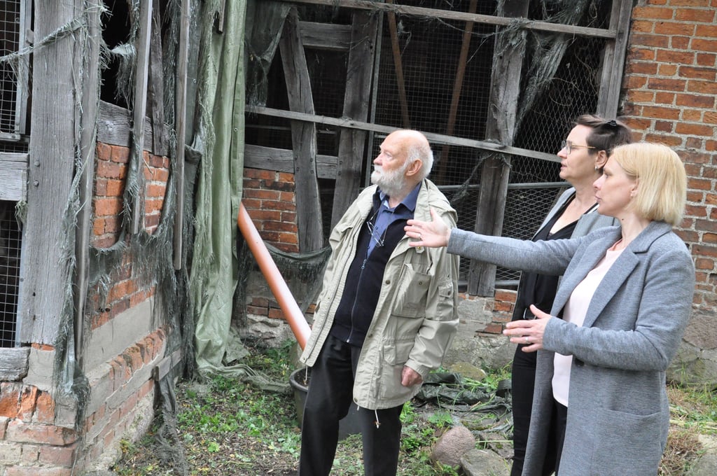 Alice Bondeur und Bianka Niemeyer erläuterten Volker Stephan (von rechts) die nächsten Arbeiten am historischen Badehaus. Foto: Jörg Schulze