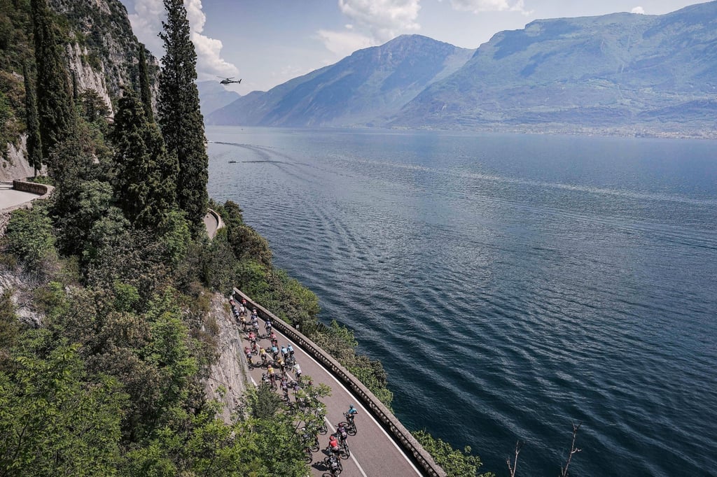 Radfahrer bei Radrennen bei der 16. Etappe des Giro d'Italia 2023 von Sabbio Chiese nach Monte Bondone. Nach einer monatelangen Trockenperiode hat es in Norditalien in den vergangenen Wochen häufig und teils sehr intensiv geregnet.