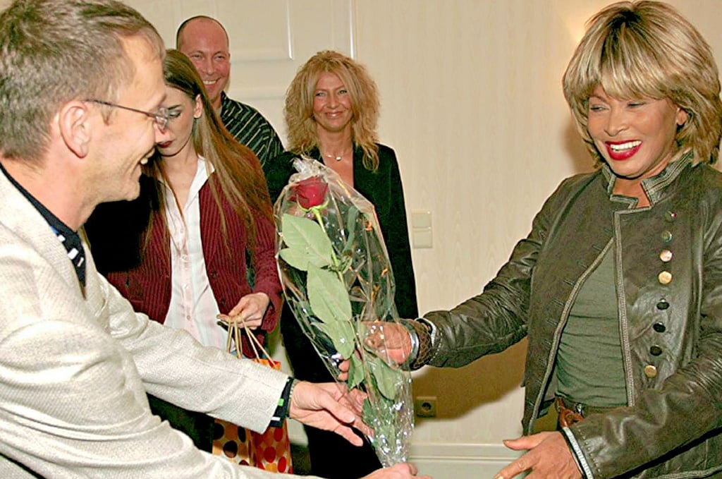 Der Magdeburger Holger Paech trifft den Weltstar Tina Turner am 13. November 2004 vor dem Auftritt der Sängerin bei der TV-Show „Wetten, dass ..?“