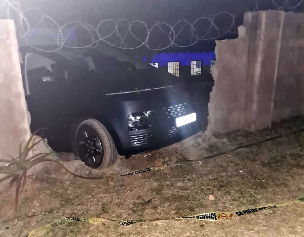 Ein Auto hat nahe des Numbi-Eingangs zum Kruger-Nationalpark eine Mauer durchbrochen. Ein deutscher Tourist aus Fulda ist bei dem Raubüberfall 2022 erschossen worden.