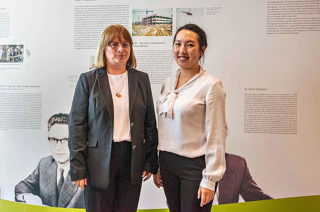 Constanze Spangenberg (li.) und Lena Dao im Foyer von IDT-Biologika, wo der neue Unternehmenspreis ausgelobt wurde.