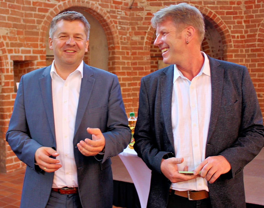 Sachsen-Anhalts Wirtschaftsminister Sven Schulze (links) im Gespräch mit dem Tangermünder CDU-Ortsgruppenvorsitzenden Marko Kubatzki.