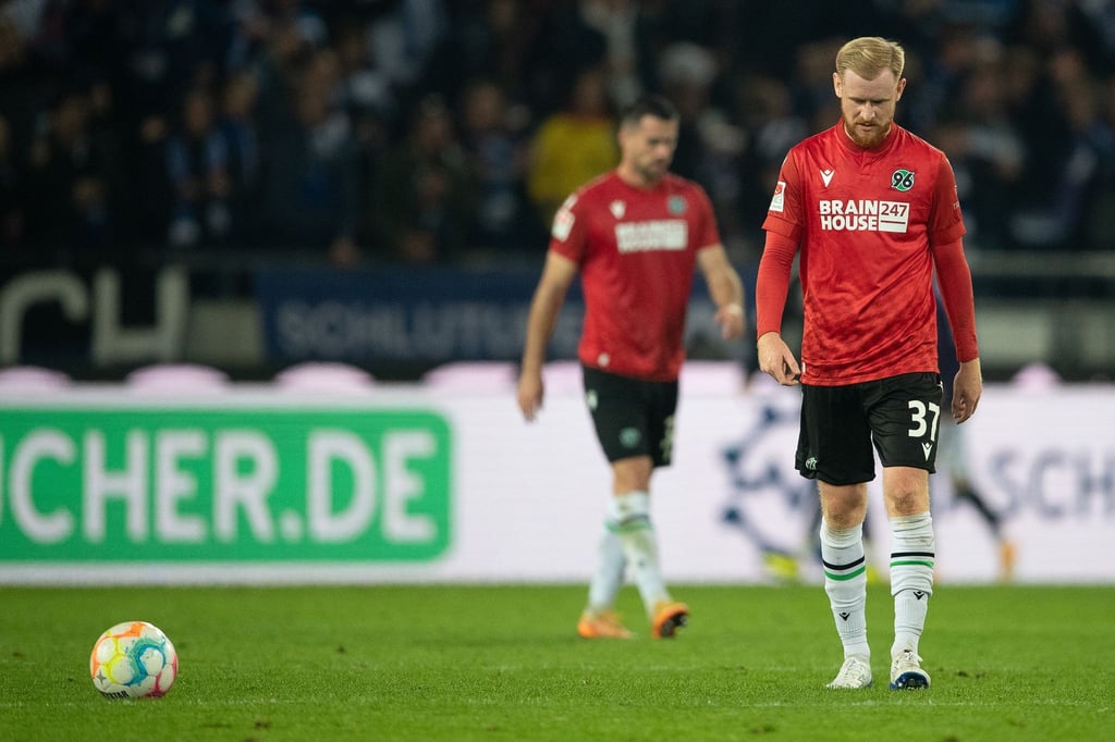 Hannovers Sebastian Kerk steht auf dem Spielfeld.