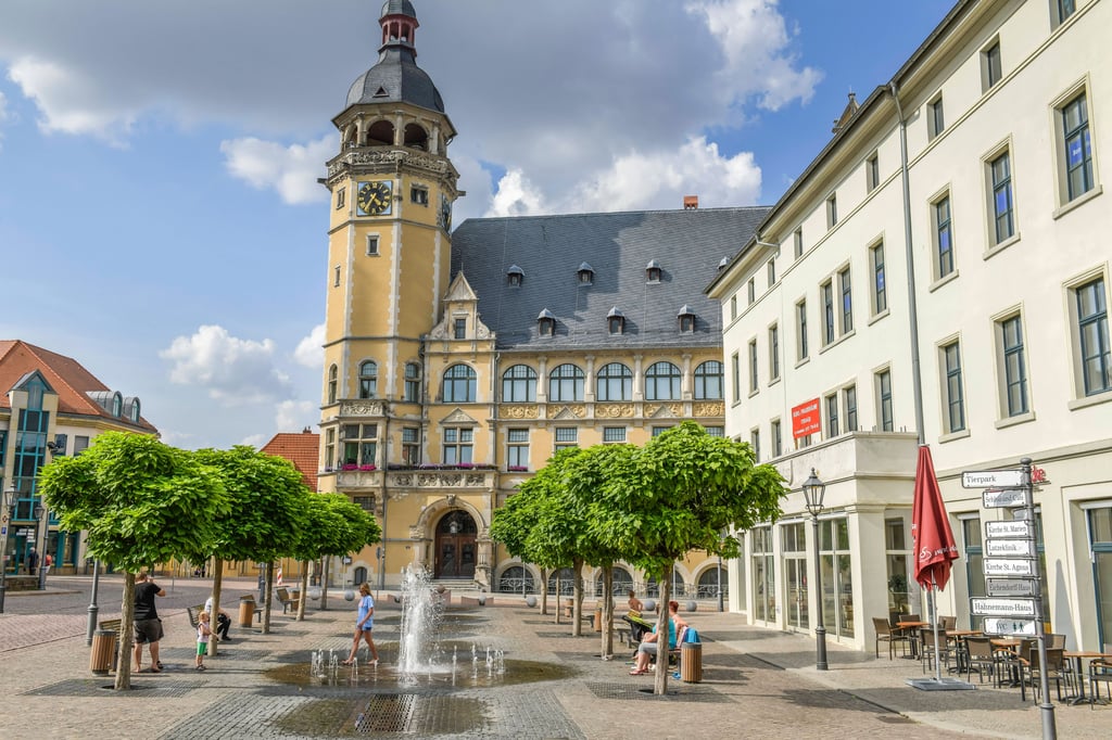 Der Springbrunnen und das Rathaus in Köthen