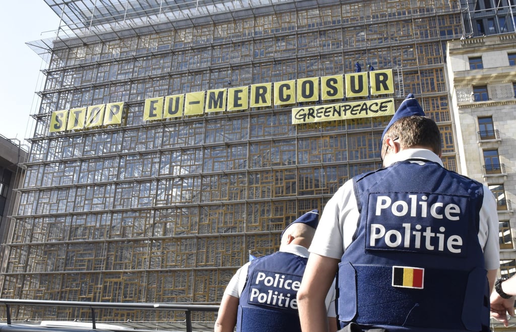 Umweltaktivistinnen und -aktivisten sind aus Protest gegen ein Handelsabkommen mit südamerikanischen Staaten auf das Gebäude des EU-Ministerrats geklettert. Sie brachten dort am Donnerstag Banner mit der Aufschrift „Stop EU Mercosur“ an.
