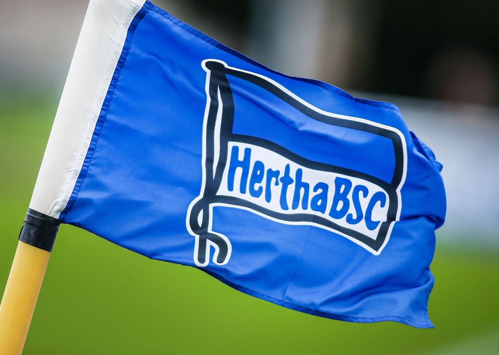 Fahne von Hertha BSC weht im Wind. Der Bundesliga-Absteiger kämpft um die Zweitliga-Lizenz.