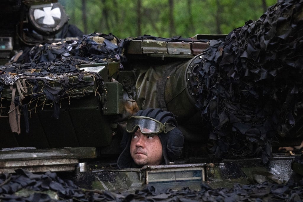 Ein ukrainischer Soldat in einem Panzer in der Nähe von Bachmut.