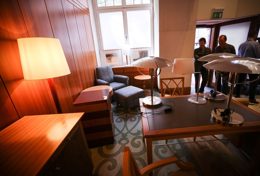 Kleiderbügel, Nachttischlampen, Tresore: Die Liste der Verkaufsgegenstände in Hamburgs ehemaligen Luxushotel Park Hyatt ist lang.