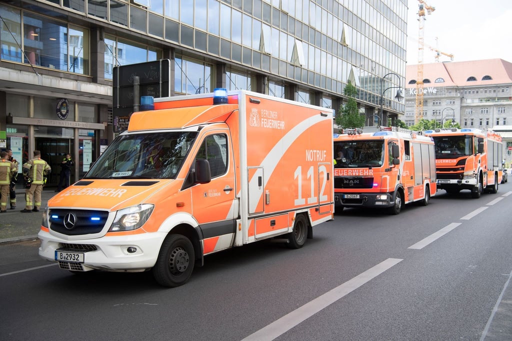 Einsatzfahrzeuge der Feuerwehr stehen an einem Haus an der Kleiststraße.