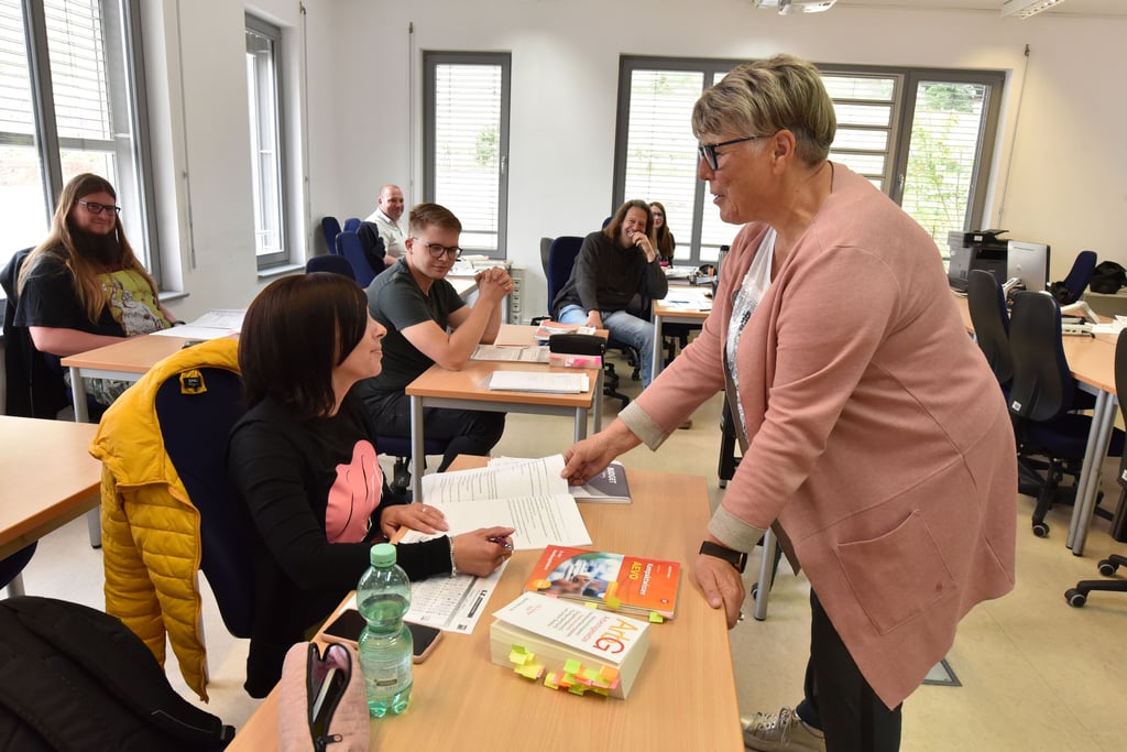 Noch finden am Weißenfelser IHK-Bildungszentrum zahlreiche Kurse statt. Hier bereiten sich die Teilnehmer auf eine Eignungsprüfung als Ausbilder in ihren Unternehmen vor. Im Foto vorn: Tanja Schmidtke (links) und Dozentin Corina Deubel.