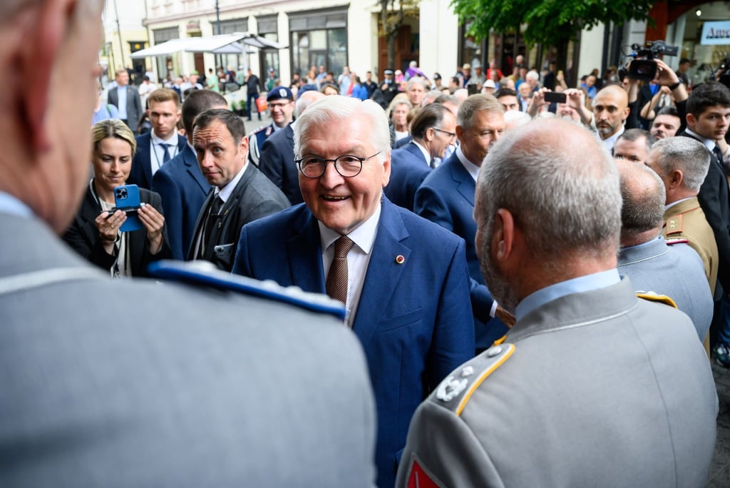 Bundespräsident Frank-Walter Steinmeier (M.) trifft in Hermannstadt Soldatinnen und Soldaten der Bundeswehr, die im Multinationalen Korps Süd-Ost der Nato im Einsatz sind.