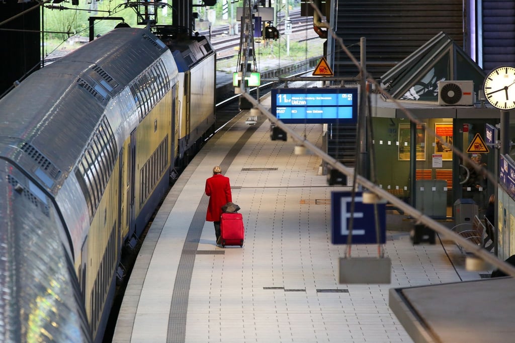 Bahnreisende haben bei Verspätungen und Zugausfällen eine Reihe von Rechten - hier gibt es ab 7. Juni in Teilen Änderungen.