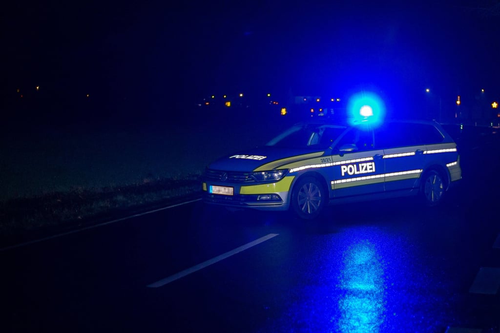 In Bitterfeld haben am Montagabend vier Männer einen Ford durch die Stadt geschoben. Als die Polizei eintraf, war nur noch ein Mann vor Ort.