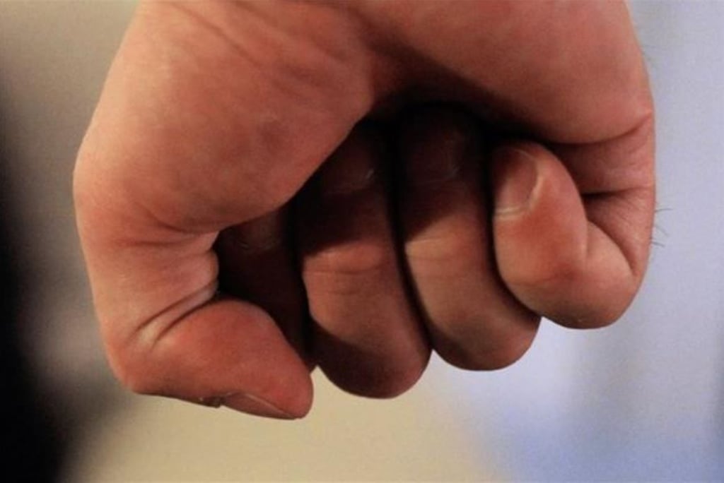 Drei Männer haben in Halberstadt im Harz einen jüngeren angegriffen und ihn gegen den Kopf geschlagen. Symbolbild: