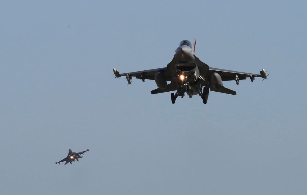 F-16-Kampfjets der US-Luftwaffe während einer Luftwaffenübung.