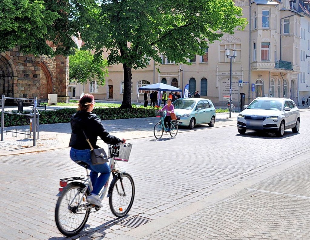 Freie Fahrt: Für Autofahrer und Radler ist die Breite Straße in Stendal endlich wieder durchgehend befahrbar.