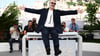 Wim Wenders gestikuliert während eines Fototermins für den Film „Perfect Days“ in Cannes.