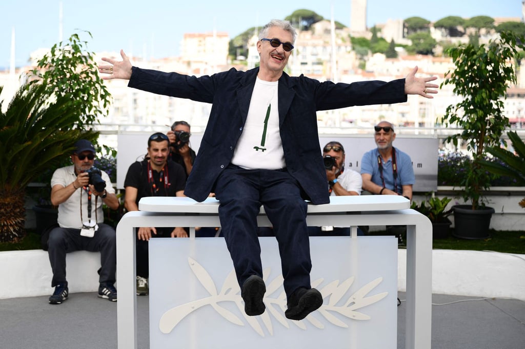 Wim Wenders gestikuliert während eines Fototermins für den Film „Perfect Days“ in Cannes.