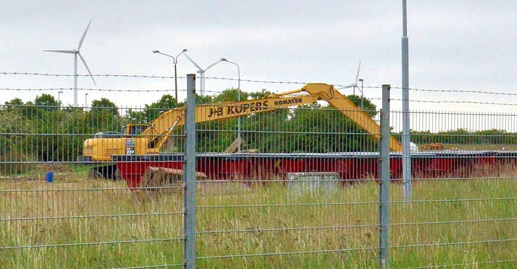 Aktuell erfolgen Arbeiten auf dem Gelände der Bohrschlammgrube Brüchau. Die Ausrüstung für Untersuchungen wird wieder abtransportiert.