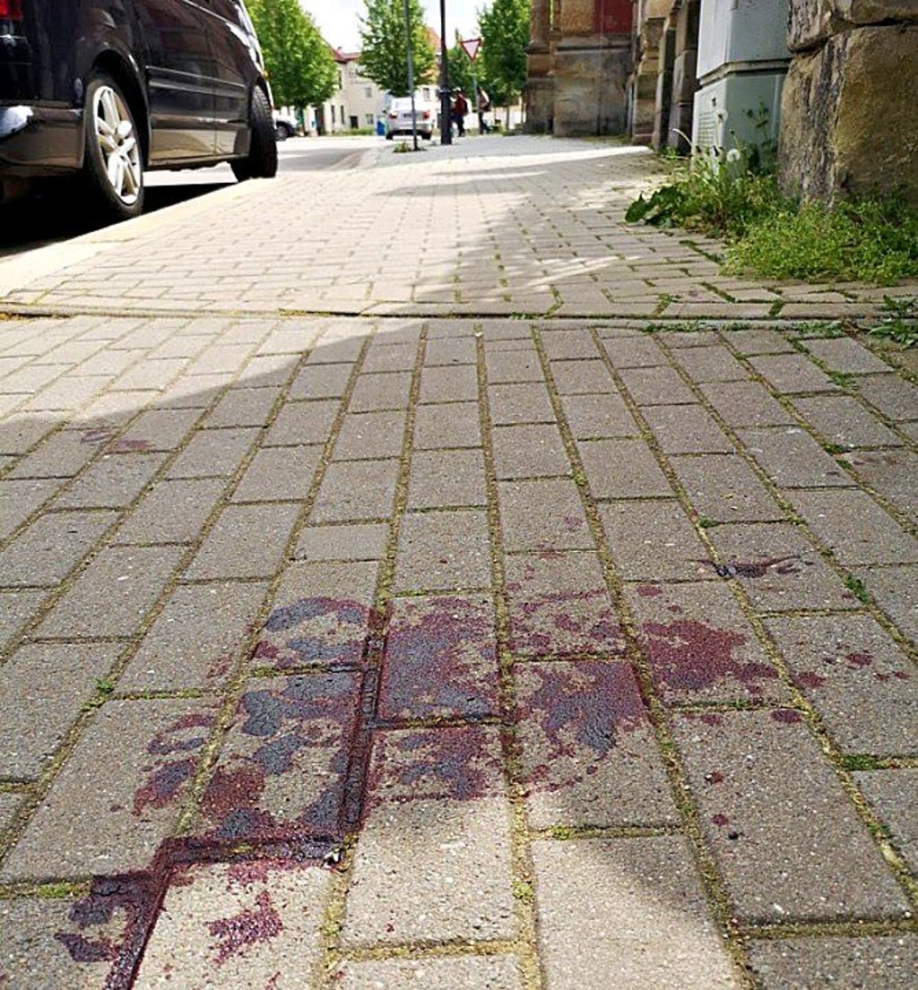 Die Blutspur führt laut Polizei vom Neustädter Platz in die Poststraße und zurück.