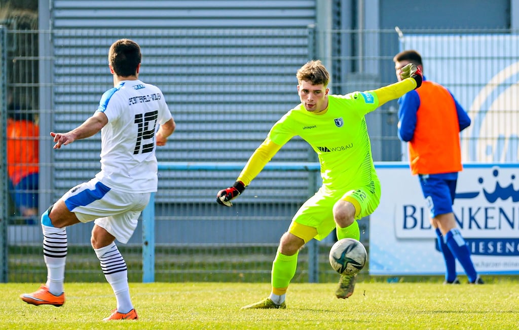 Zeigt hier seine Fertigkeiten am Ball während der Verbandsliga-Partie des 1. FC Magdeburg II gegen Bitterfeld-Wolfen um Viacheslav Potapenko (l.): Noah Kruth. Der 19-Jährige feierte mit dem FCM II den Aufstieg in die Oberliga und könnte bei den Profis am Sonntag das Tor hüten.