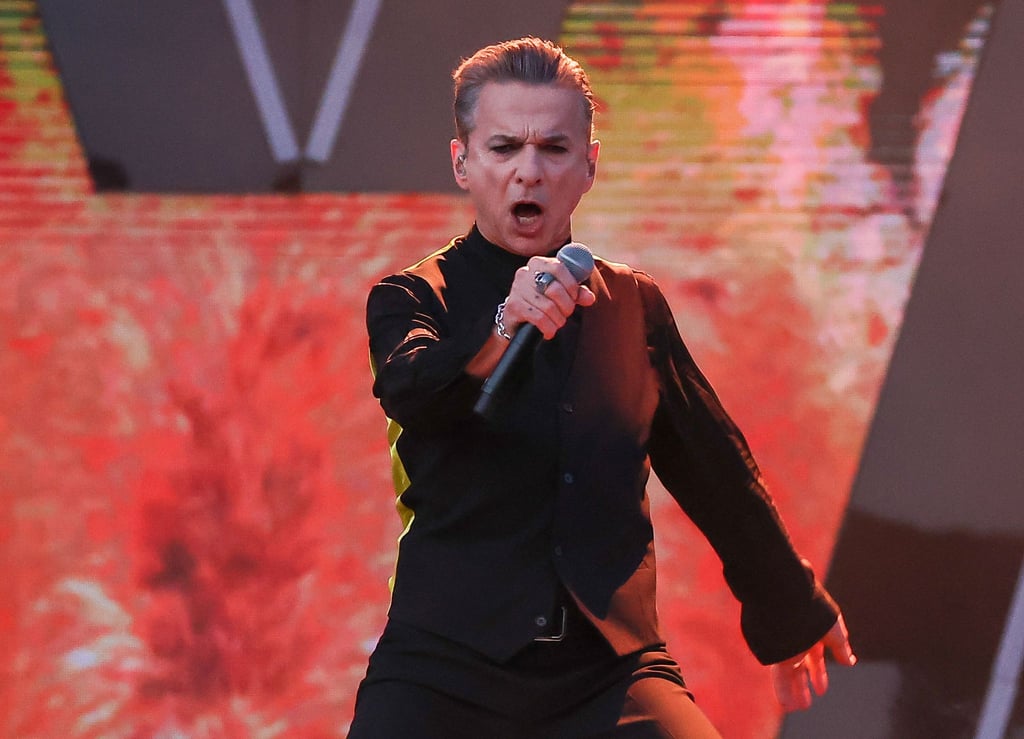 Dave Gahan von Depeche Mode singt beim ersten Konzert der „Memento Mori Tour 2023“ auf der Bühne auf der Festwiese. Es ist die erste Tour ohne Keyboarder Fletcher, der genau vor einem Jahr mit nur 60 Jahren starb.