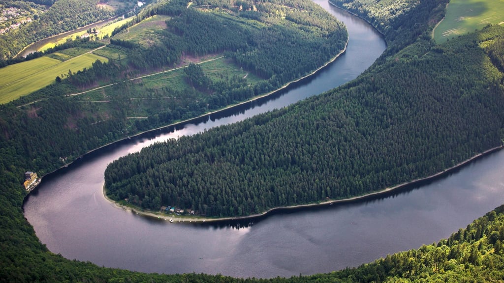 Blick auf einen Bogen der Saale am Hohenwarte-Stausee.