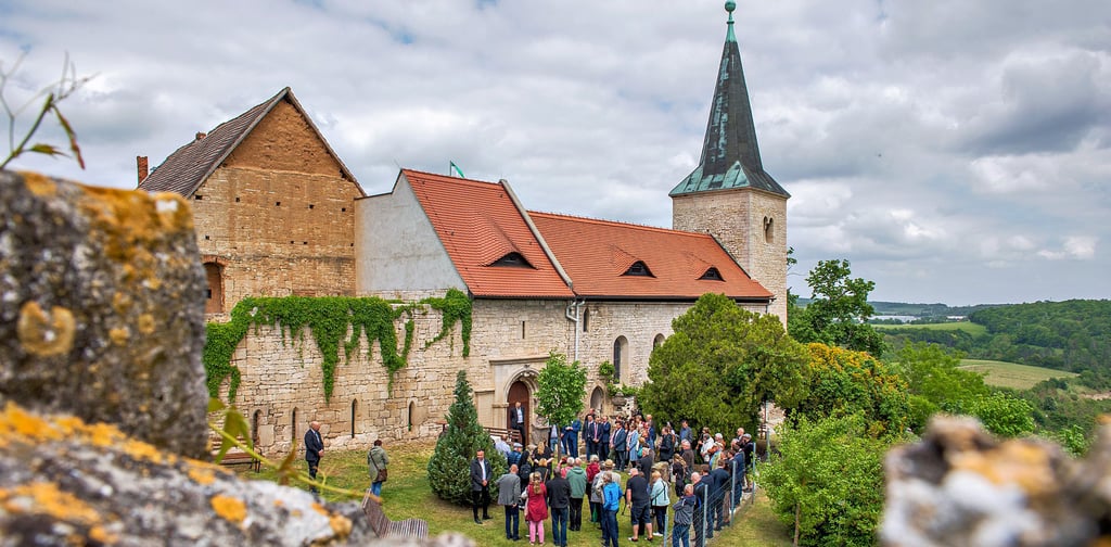 An und in der Klosterkirche Zscheiplitz wird der neue Teilabschnitt des Lutherwegs in Sachsen-Anhalt mit zahlreichen Gästen eröffnet.