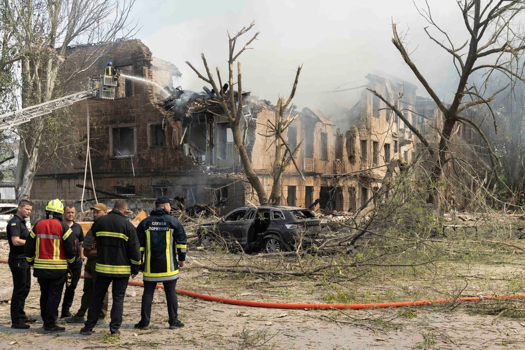 Feuerwehrleute und Rettungskräfte in der Nähe der völlig zestörten Klinik in Dnipro.