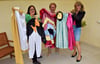   Gerda Zinke (Mitte) nähte viele Kostüme. Mit Marlitt Wiele (links) und Ellen Büchel    präsentiert sie eine kleine Auswahl. 
