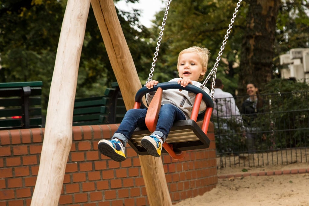 Ob Schaukel oder Klettergerüst: Der mitgebrachte Roller, das Lauf- oder Fahrrad sollte nicht an einem Spielplatzgerät angelehnt oder abgestellt werden - Unfallgefahr.