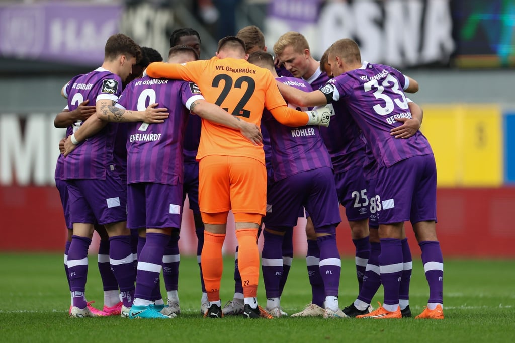 Osnabrücks Spieler schwören sich ein.