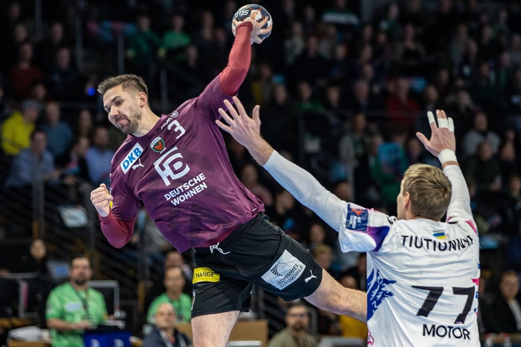 Berlins Fabian Wiede (l) wirft den Ball auf das Tor und wird dabei von Dmytro Tiutiunnyk verteidigt.