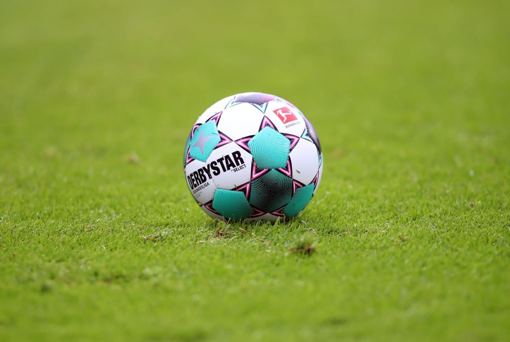 Ein Spielball liegt auf dem Rasen.