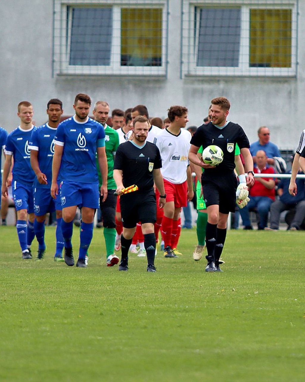 Schiedsrichter Max Grünwoldt (re.), hier beim Auflaufen, stand nach Abpfiff im Mittelpunkt des Geschehens.