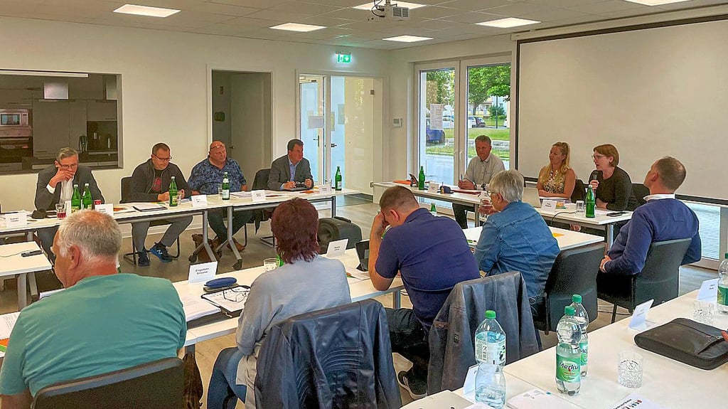 Staatssekretärin Stefanie Pötzsch (2.v.r.) informierte am Mittwochabend den Stadtrat von Sandersdorf-Brehna über den aktuellen Stand.