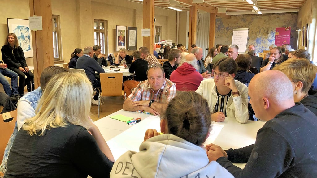 In sechs Gruppen ist beim Jugendforum über die Zukunft der Gymnasien im Landkreis diskutiert worden.