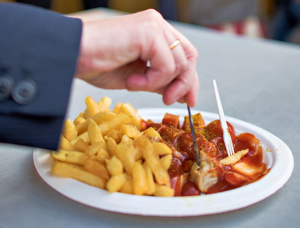 Die Currywurst ist immer noch beliebt, aber längst nicht mehr an der Spitze beim deutschen Kantinenessen.