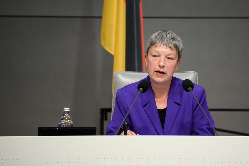 Hanna Naber (SPD), Landtagspräsident Niedersachsen, äußert sich zur Beginn der Landtagssitzung zu einer Protestaktion der Umweltschutzorganisation Greenpeace am niedersächsischen Landtag.