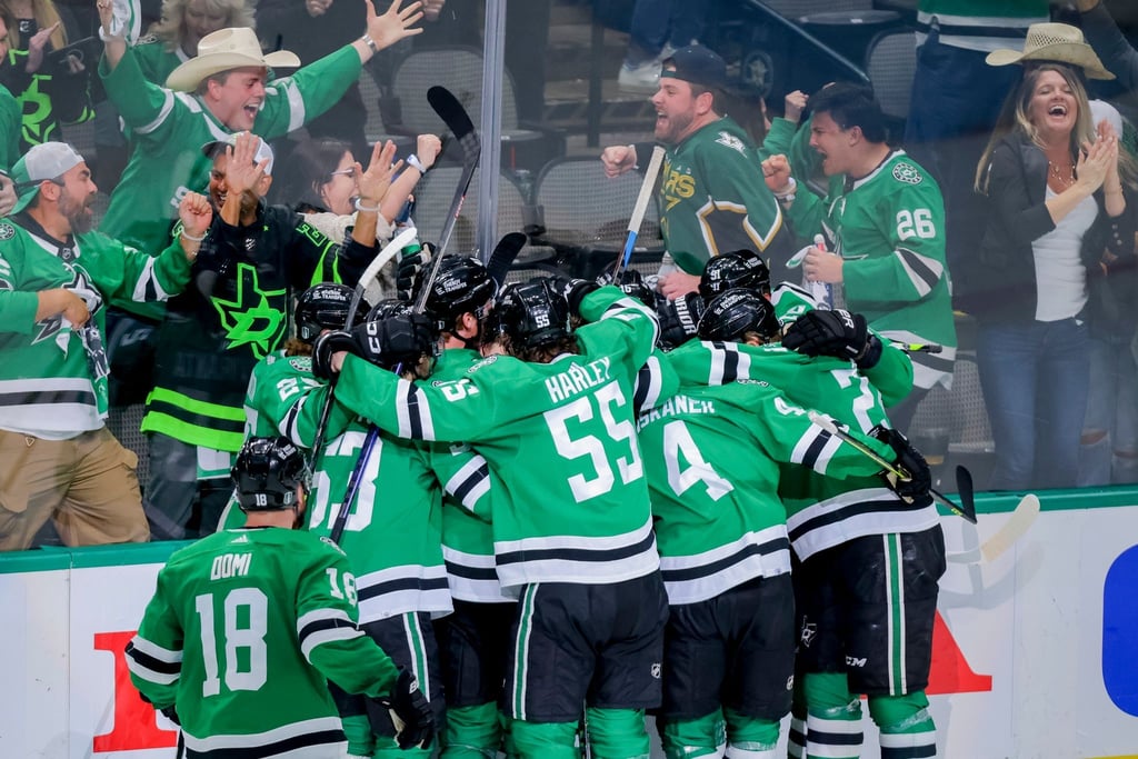 Die Spieler der Dallas Stars feiern ihren Sieg gegen die Vegas Golden Knights.