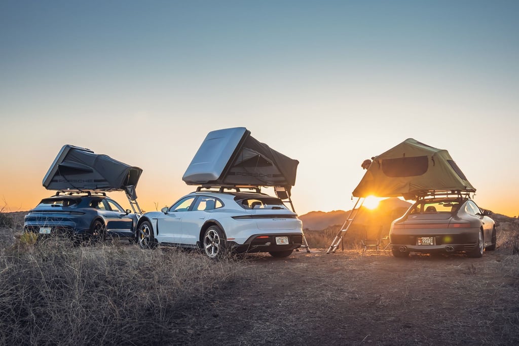 Ein schnelles Trio kommt vor untergehender Sonne zur Ruhe: Porsche-Nachtlager mit Dachzelten in den USA.