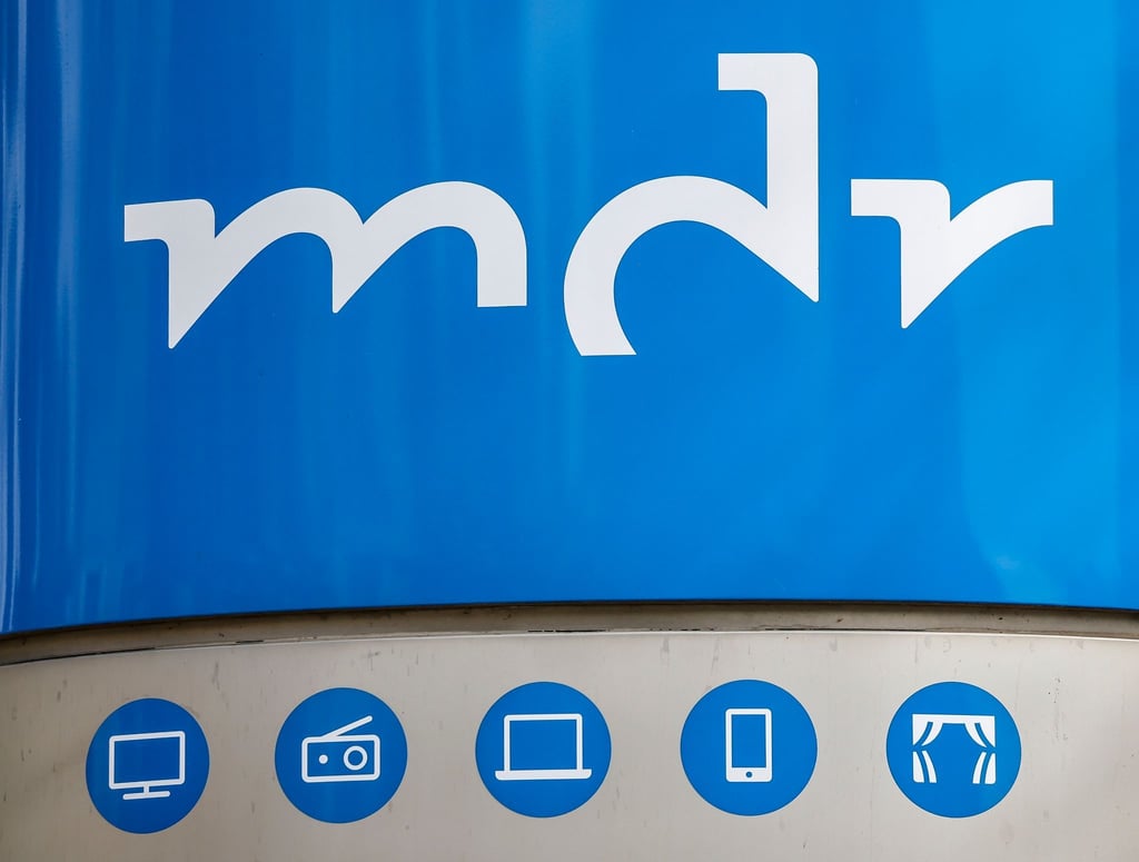 Das Logo des Mitteldeutschen Rundfunks prangt auf einer Stele vor der MDR-Zentrale.