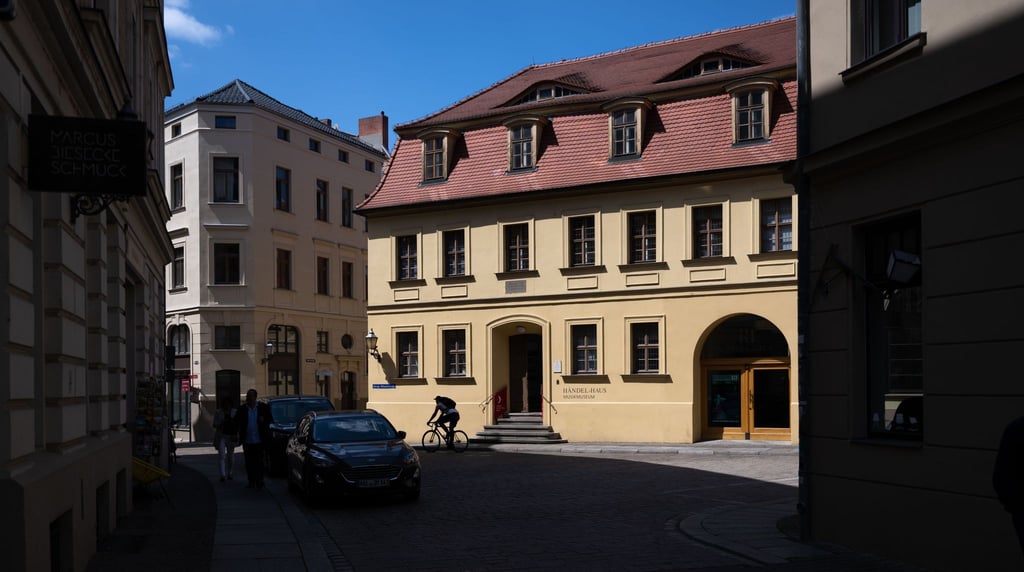 Die Sonne scheint auf das Geburtshaus von Georg Friedrich Händel in der Altstadt.