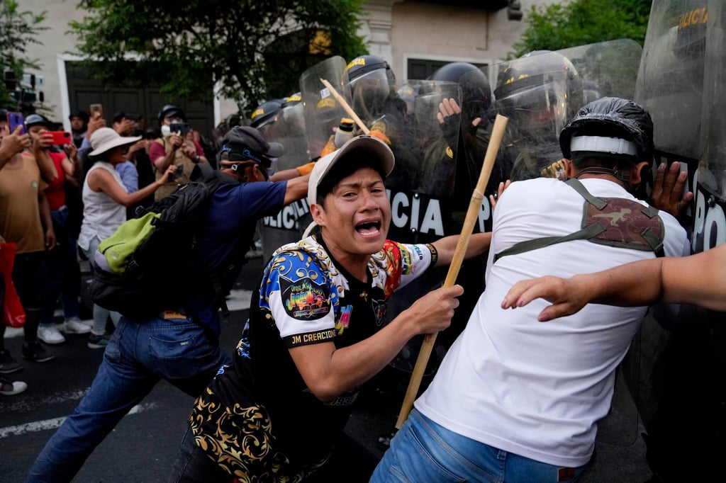 Regierungsgegner protestieren und stellen sich der Polizei.