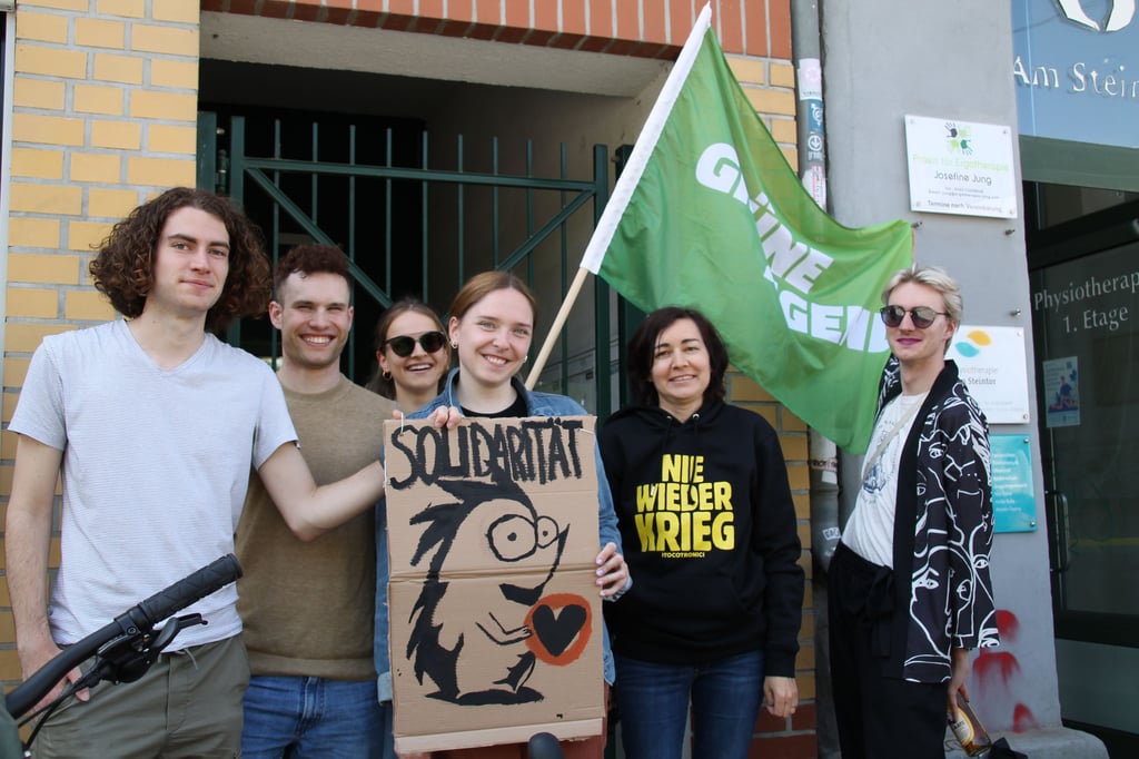 Tobias Brendel (links) und weitere Mitgleider der Grünen Jugend bei der Solidaritäts-Kundgebung am Steintor.