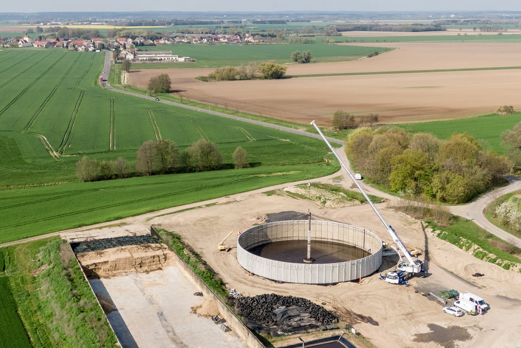 Das Güllebecken nahe Lebien fasst 6.000 Kubikmeter.