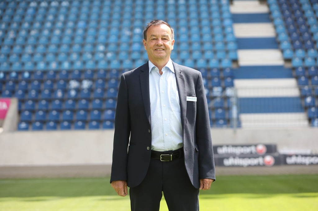 Otmar Schork steht im Stadion. Er begründet das Nein des Clubs zum DFL-Investorenprozess.