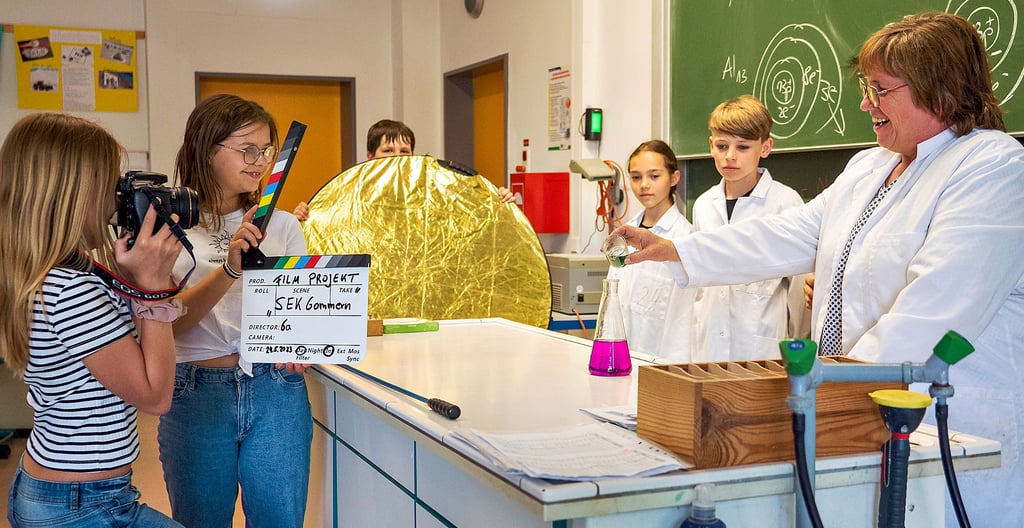 Die Klasse 6a der Sekundarschule „Fritz Heicke“ hat einen Image-Film über ihre Schule gedreht. Hier wird eine Szene mit Chemielehrerin Angelika Lücke gefilmt.