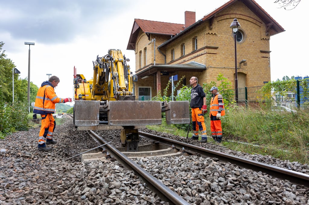 Bahnschwellen wurden im September 2022 am Gleis des Bahnhofs Wetterzeube erneuert.
