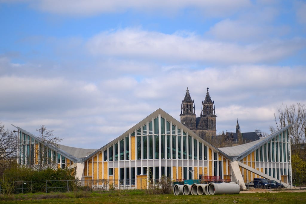 Blick auf die Hyparschale von Magdeburg.